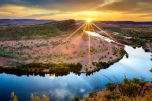 总之，先确定结构，再填充内容，确保满足用户的所有要求。德甲联赛哪个球队没拿过冠军